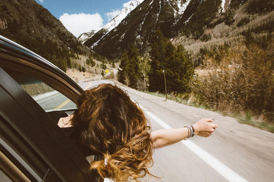 車 風景 山 自然 屋外 道 トラベル 木 車両 女性 茶色の自然 茶色の車 茶色の旅