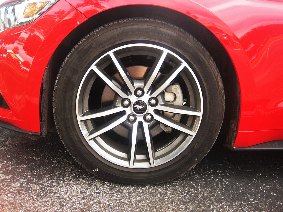 フォードマスタング-コンバーチブル 建設年2015 アメリカ車 タイヤ マスタング 赤 自動車