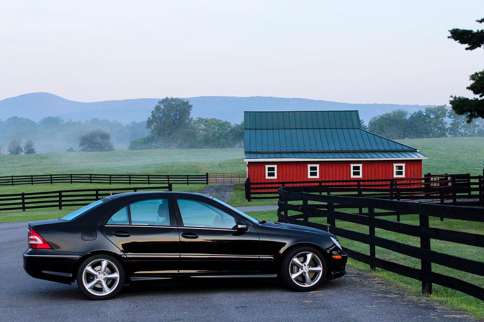 自動車 車 納屋 農場 牧場 駐車中の車 黒い車 車両 田舎 フェンス 境界